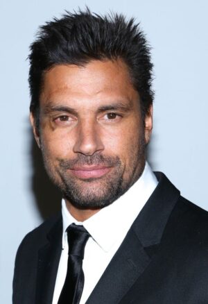 phnxmiuancju_manu-bennett.jpg