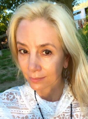 p0x4zivacfys-mira-sorvino.jpg