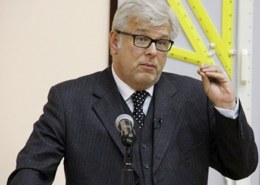 Какая биография политолога Дмитрия Куликова?