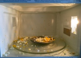 Почему некоторые продукты в микроволновке взрываются и стреляют?