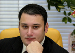 Какая биография журналиста и политика Александра Хинштейна?