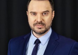 Какая биография ведущего ток-шоу «Время покажет» Руслана Осташко?