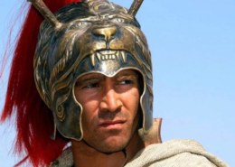 Кого из своих любимцев Македонский повелел увековечить Апеллесу?