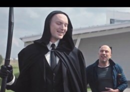 Кто играет Смерть с косой в рекламе МТС?