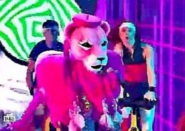 Кто спел песню в Шоу «Маска» на НТВ 2 сезон под маской Розовая Пантера? 