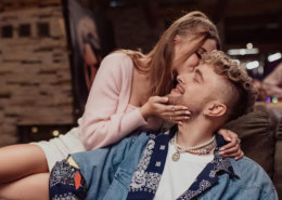 Кому посвящена песня «Ты не смогла простить»?